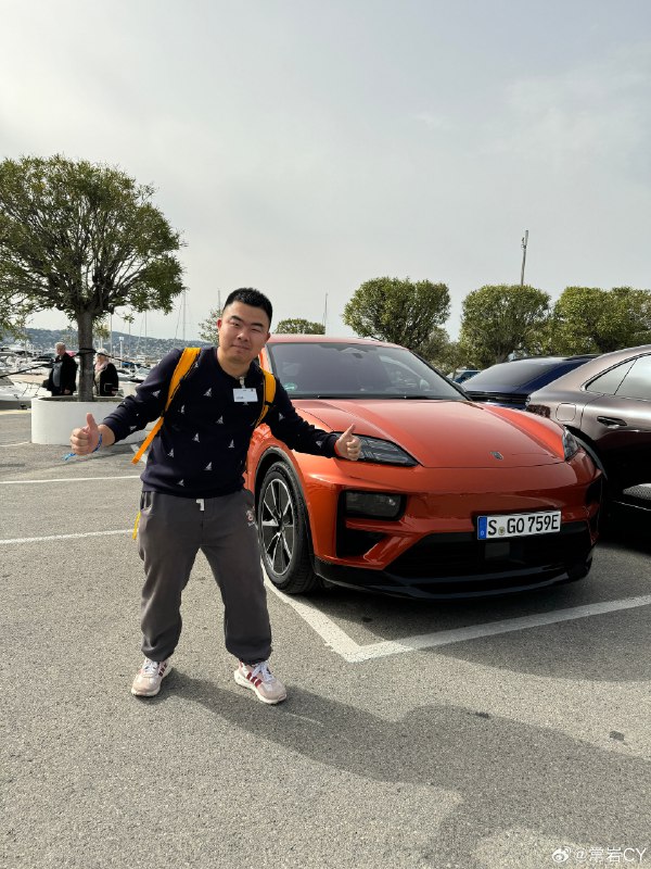 啊哈哈哈，纯电 Macan 要买就买这个橙色吧。 法国配图