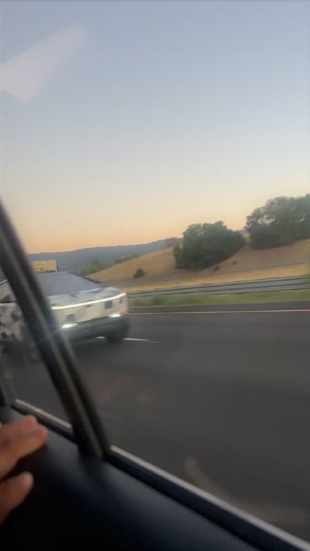 CyberTruck Flyby配图