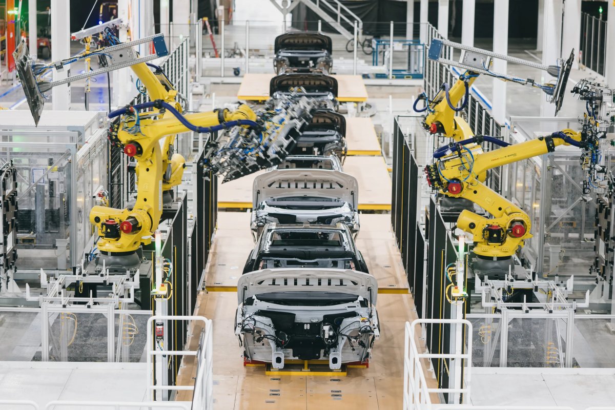 Rivian 挖角特斯拉 Cybercab 高管负责 R2 总装配图