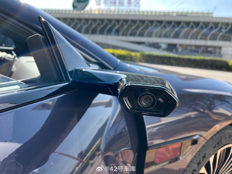 上午试驾的这辆阿维塔 12 用了电子外后视镜，刚开的时候还有点担心不好适应，结果上车 10 分钟我基本差不多就能适应了，主要还是阿维塔 12 这个屏幕放得位置比较合适，在扭头去寻找外后视镜无果后只要视线稍微往下就能看到，不用花太多的学习成本。配图