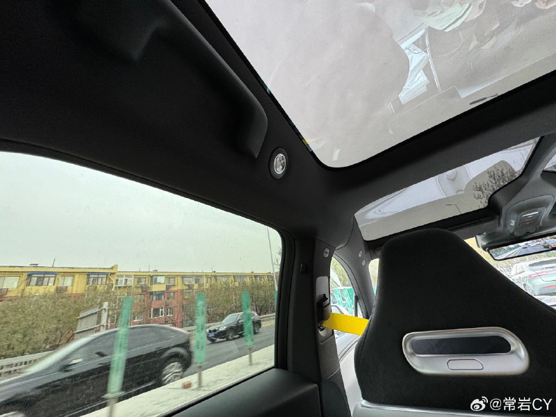 我最近比较高频地看了几辆华为鸿蒙智行系列的车，我深刻地感觉到，华为系之后的产品策略可能是：统一最强的智能能力，和有差异化的内饰质感。配图