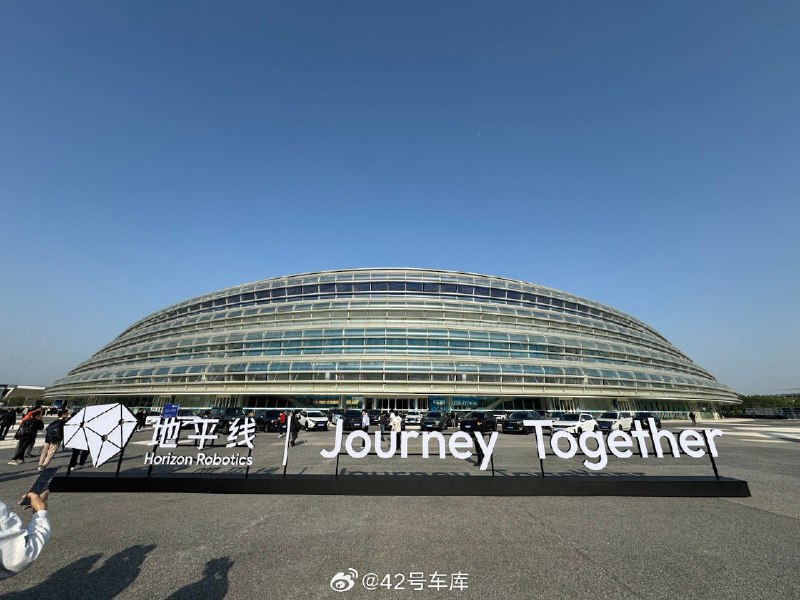 今天下午即將舉行地平線智駕科技產品發佈會，場外都是搭載地平線芯片的車型，數了數一共 34 款。配圖