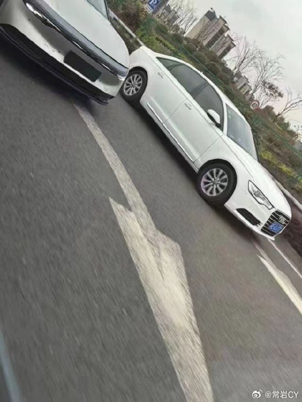 虽然这两张图画质极其感人，但还是能感觉出来极氪终于在007上做出了很明显不同于之前电动车的外观。配图