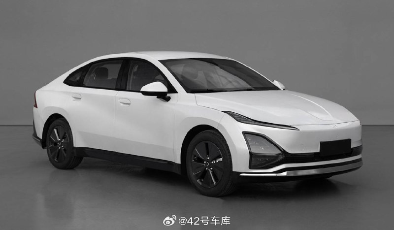 五菱星光登陆工信部，这是通用五菱推出的首款轿车，有纯电和插混两种动力可选。配图