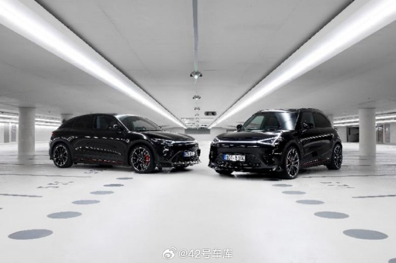 今天，BRABUS 发布了专属定制的 smart 精灵 1 号及精灵 3 号的 BRABUS 性能版。配图