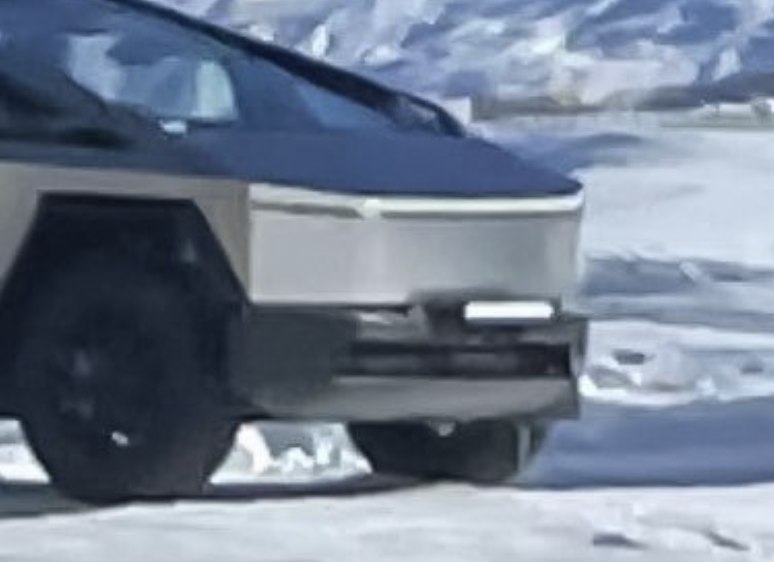 Re Looks like a light bar in the front. Wonder if Tesla will offer it as an accessory.配图