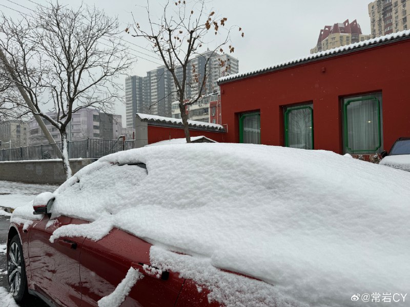 当你突然要出门，发现车埋在了雪里……配图
