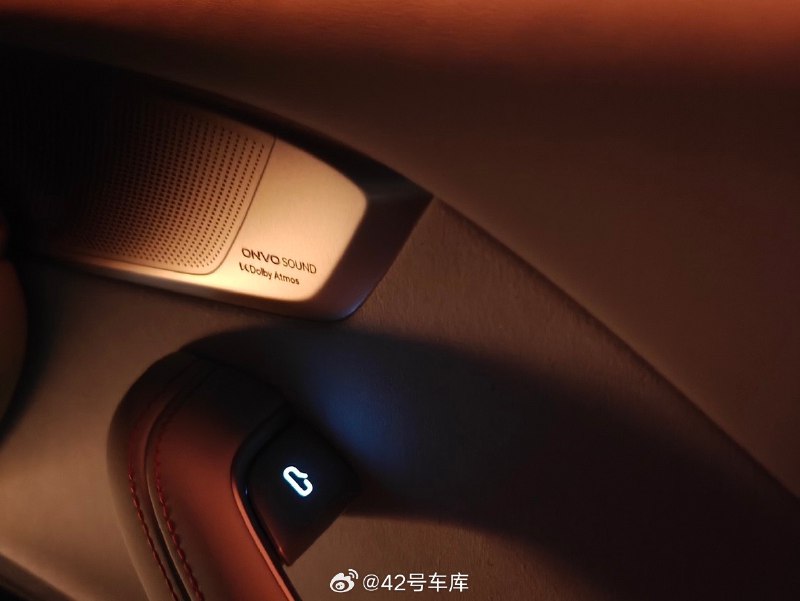 乐道公布了一张 L60 内饰细节图，可以看到音响贴的是乐道自己的品牌 ONVO SOUND，还有杜比全景声的 Logo。配图