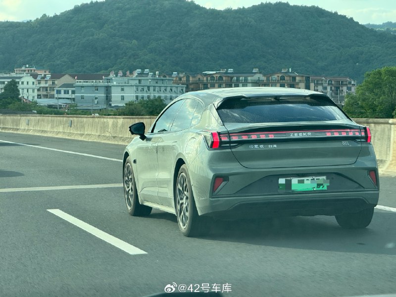 这几天在高速上遇到的极氪 001 还是蛮多的，发现很多极氪车主的尾标都很有意思。但是看到这一个还是忍不住要狠狠点赞了👍配图