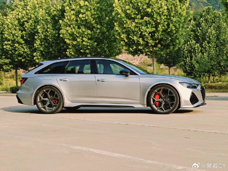 今天拍完了奥迪 RS6 Avant Performance 的视频。配图