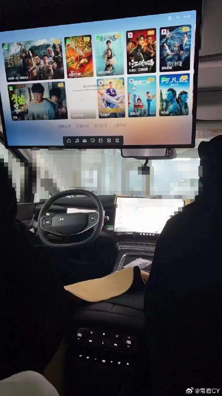今天看到了一张小鹏X9的内饰图。配图