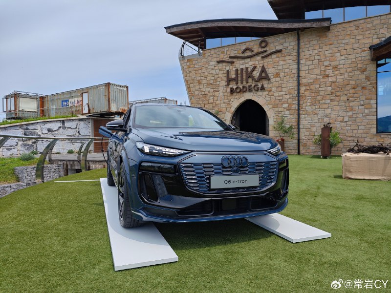 今天终于长途开上了 PPE 平台的 Q6 e-tron，我们还很幸运地拿到了一辆 SQ6 e-tron，795 牛米的扭矩甚至只比旗舰 e-tron GT 低了 35 牛米。配图