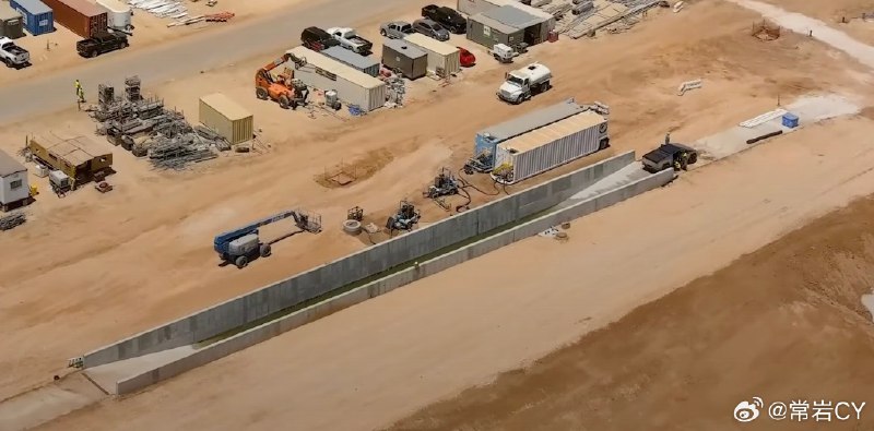 特斯拉也是個基建狂魔，上週還在修這個測試場地，這週Cybertruck就已經開始涉水測試了。配圖