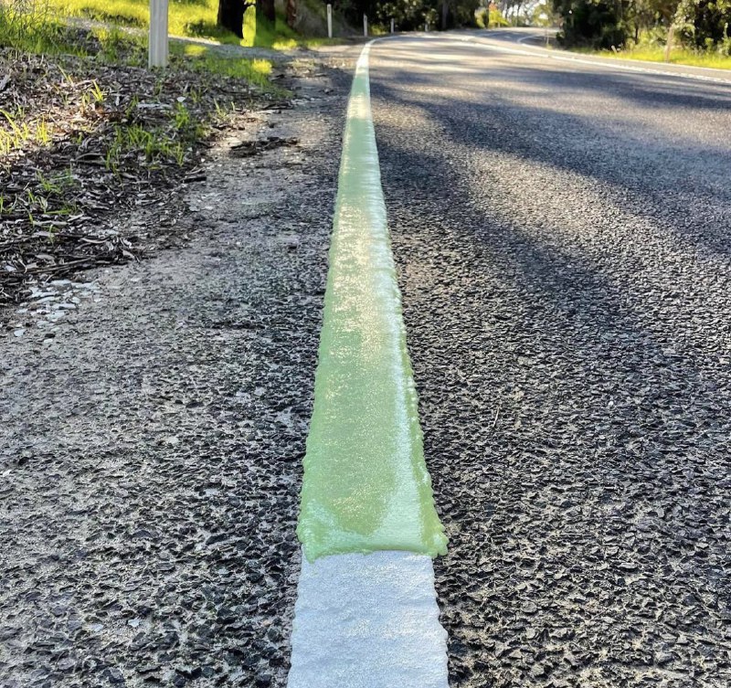 Interesting, never knew glow in the dark roads existed. Apparently Australia has been testing them since last year.配图