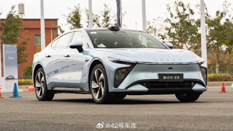 再补充一个点，是关于空间的，虽然星纪元 ES 是溜背设计，但 后备厢开启方式不「溜背」，好在开口并不算小，放一些大点的箱子或者折叠自行车都没问题，并支持电动开启。只不过在扩展性层面，星纪元 ES 还有进步空间，比如增加一些挂钩，对于这样一辆定位舒适家用的车型而言，还是很有必要的。配图