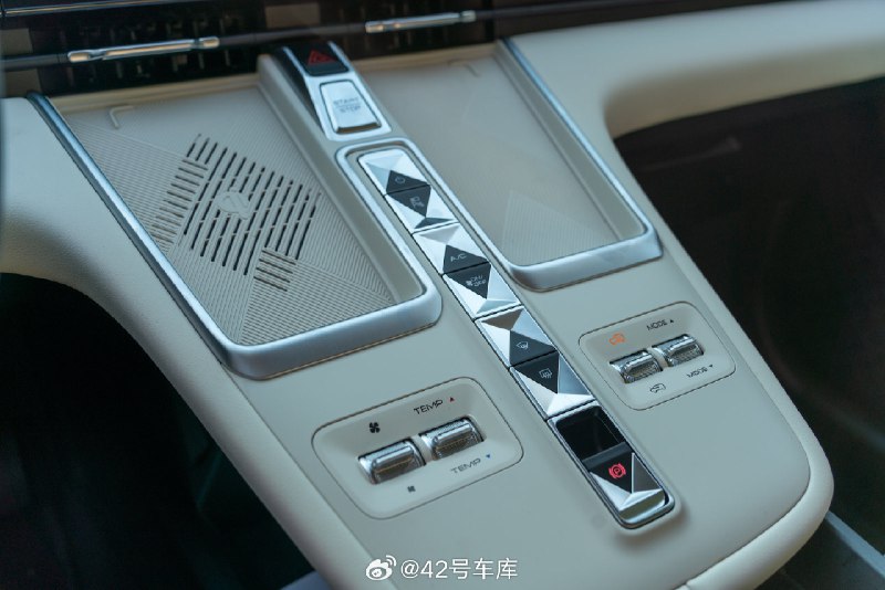 哈弗枭龙 MAX 比较贴心的一点：配图