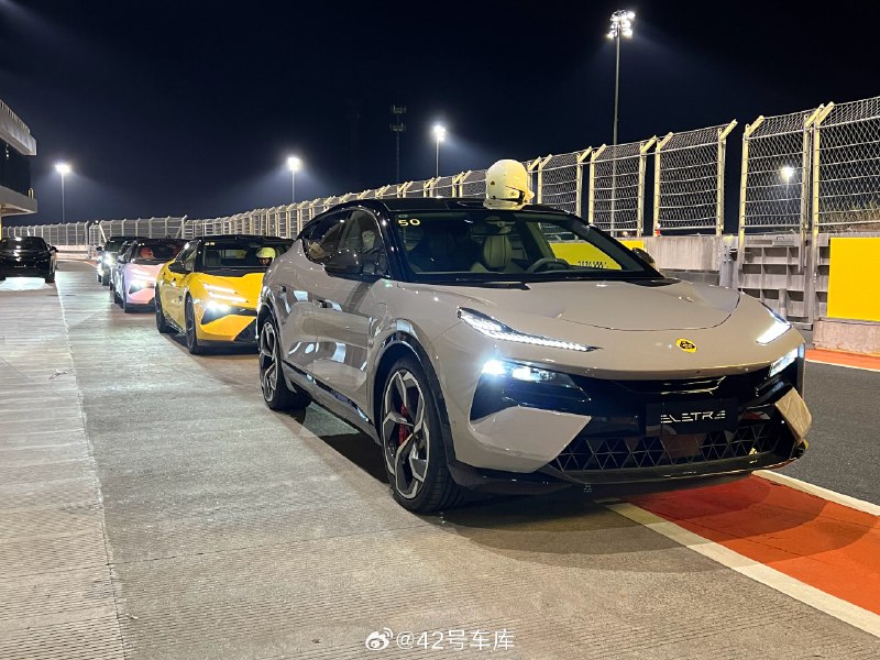 路特斯夜跑浙赛，还是挺刺激的。而且试驾车给的是 Emeya，不得不说这辆车在赛道上表现非常棒，抓地力非常强，开起来跟轨道车一样。配图