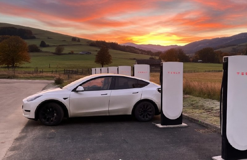 Teslarati 对比特斯拉与竞争对手的充电排队方案配图