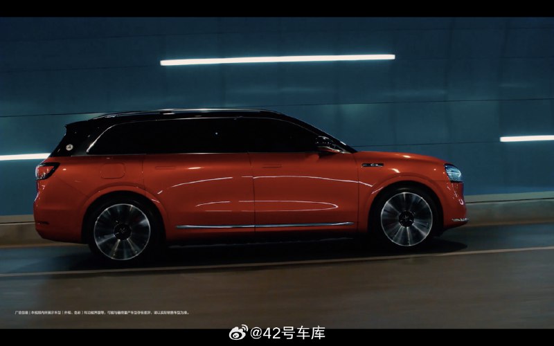 问界官方发了一款丹霞橙配色的问界 M9。配图
