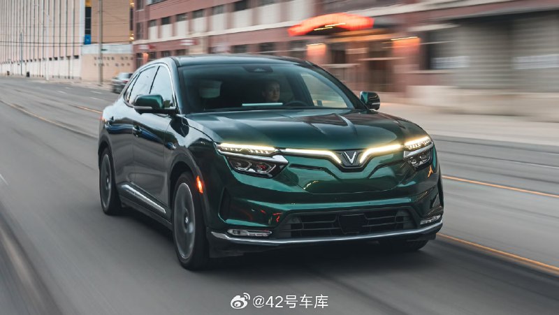 2024 年 9 月 15 日，美国国家公路交通安全管理局（NHTSA）对越南电动车制造商 VinFast VF8 车型的车道保持辅助系统展开调查，涉及 2023 年和 2024 年生产的 3,118 辆车辆。配图