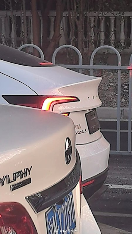 剛發完 Model 3 煥新版的視頻，出門馬上就偶遇一台白色的，看樣子也是剛提車。特斯拉 Model 3 煥新版開始交付，路上應該也會慢慢多起來了。配圖