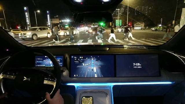小鹏最近向用户推送了最新的 4.4 测试版本系统，我们直接跑到昆山跑了一次晚高峰，和上海的表现还是不太一样的。配图