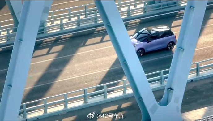 江淮钇为 3 挚爱版上市发布会正在进行，作为改款车型，新车将新增 330 km 续航车型。现在价格还没公布，大家觉得能进入 7 万元区间吗？配图