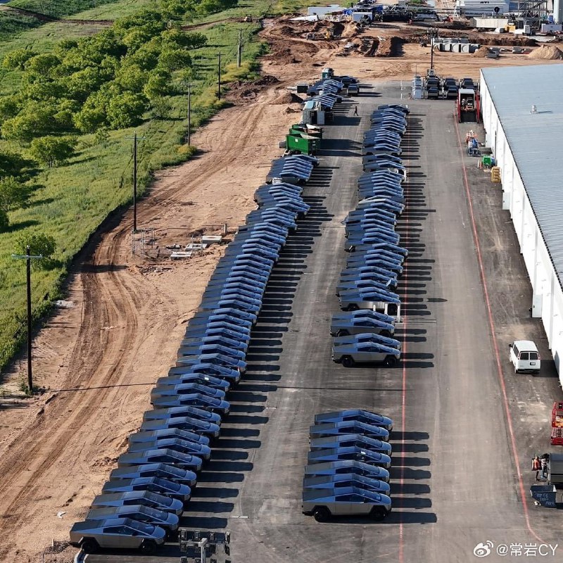 Giga Texas当中被拍到了罕见的 500 多辆 Cybertruck 同框，说明该车的产能取得了突破。配图