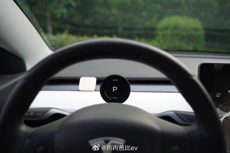 这个仪表盘其实有非常多功能，比如Ap自动恢复。很多其他品牌其实都自带，变道完启动恢复AP，我们也做了类似功能，转向灯关闭后自动启用ap配图