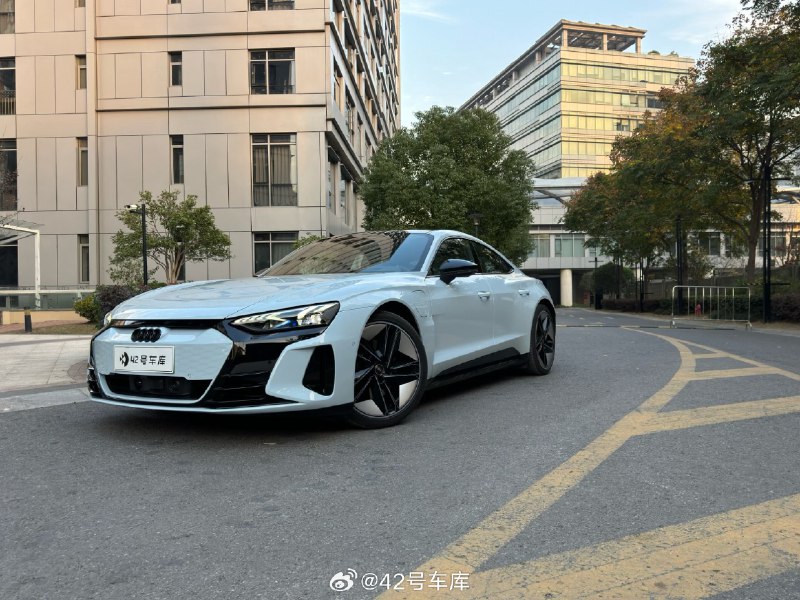 这个周末开了下奥迪 e-tron GT，开了 600 km 的高速，不得不说这车在高速上才能真正展现它的风范。配图