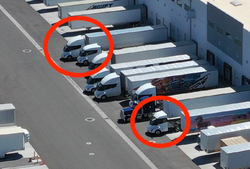NEWS: Three different versions of the Tesla Semi spotted today at Giga Nevada by Otto. https://t.co/7JsaeQvpUL配图