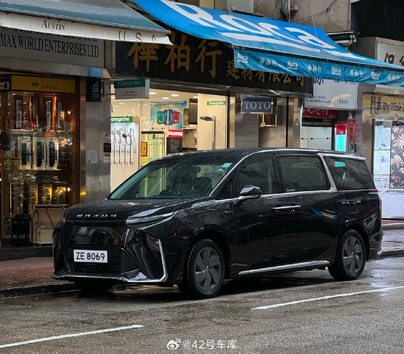 上汽大通 MIFA 9 在香港的普及度肉眼可见地变高，几小时内就见到了 4 辆，而且都非常干净。最后一辆的车牌有亮点[doge]配图