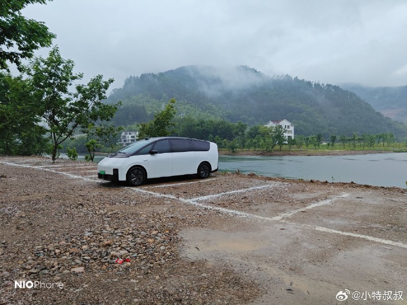 这次雨中出游，最遗憾的是没有带一把“电吹风”，浪费了 MEGA 内置的 220V 电源，这鬼天气，能给小孩子吹吹头发吹吹鞋子，岂不美哉？配图