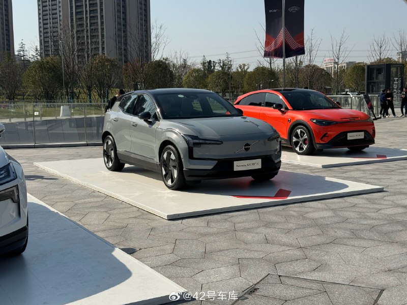 今天來億咖通 Tech Day，看到了一輛右舵車——沃爾沃 EX30配圖