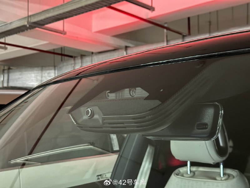 来试试 smart 精灵 1 的按导航辅助驾驶功能，先给大家介绍一下硬件，smart 目前这套带导航辅助驾驶的方案叫做 smart Pilot Assist 2.0，支持 HWP、NSP、APA、RPA。配图