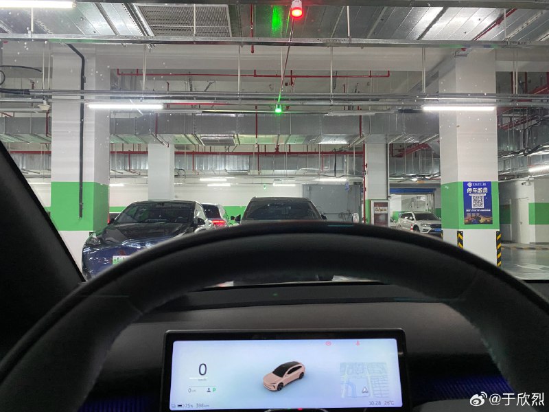 在某医院车辆密集的地下停车场，先后看到一位小哥一位大哥，走到车旁用 App 召唤出车位，打开车门上车开走。今日只道是寻常。配图