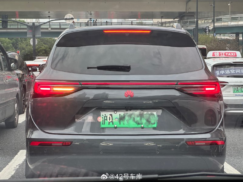 这已经不是第一次见到问界贴上华为的标了，但是看多了已经没有违和感了，大家觉得呢？配图