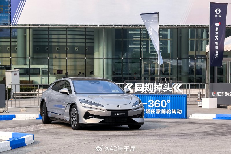 今天上市的腾势 Z9GT 定位 D 级车，车身尺寸上，Z9GT EV 长宽高分别是 5,180/1,990/1,480 mm，Z9GT PHEV 长宽高为 5,195/1,990/1,480 mm，轴距都是 3,125 mm。配图