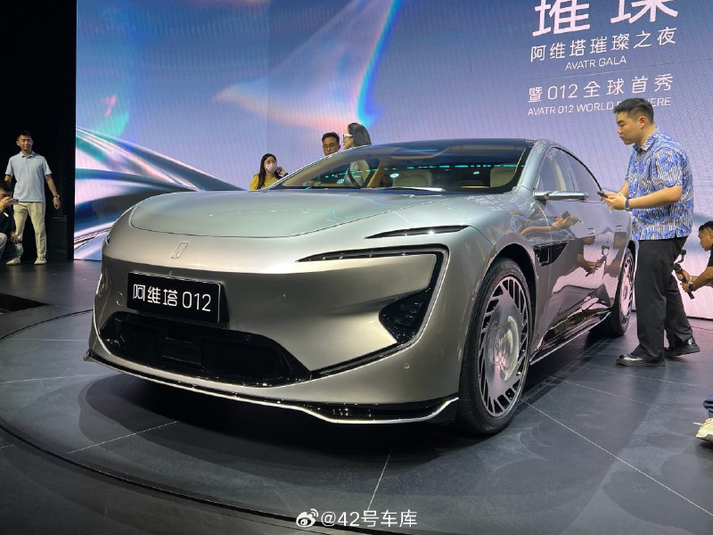阿维塔 012 实拍，这个液态银大家觉得怎么样，预售价 70 万🤔配图