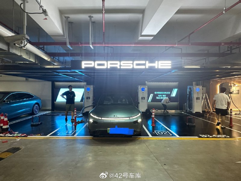 非常有意思，同样是在上海中心大厦地下停车场，就在路特斯充电站的边上，保时捷也建了一个充电站。配图