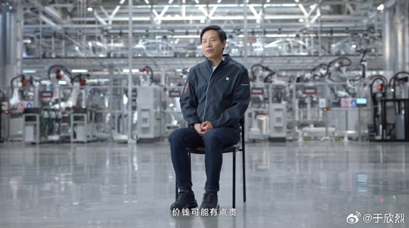 雷軍在最新視頻裏談到 SU7 價格，控制大家的預期：價錢可能有點貴，但一定會覺得物有所值。配圖