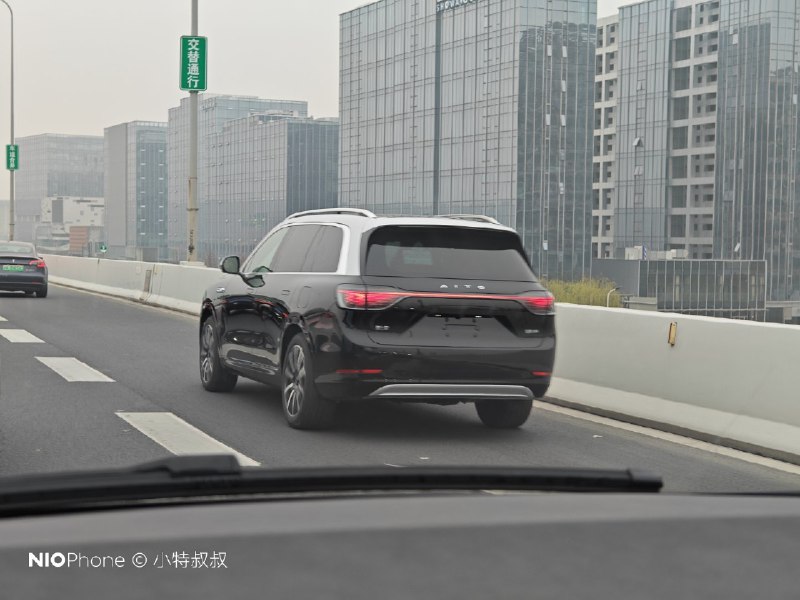 路上见到，问界 M9 在气场方面还是很可以的，一眼望去会抓睛。配图