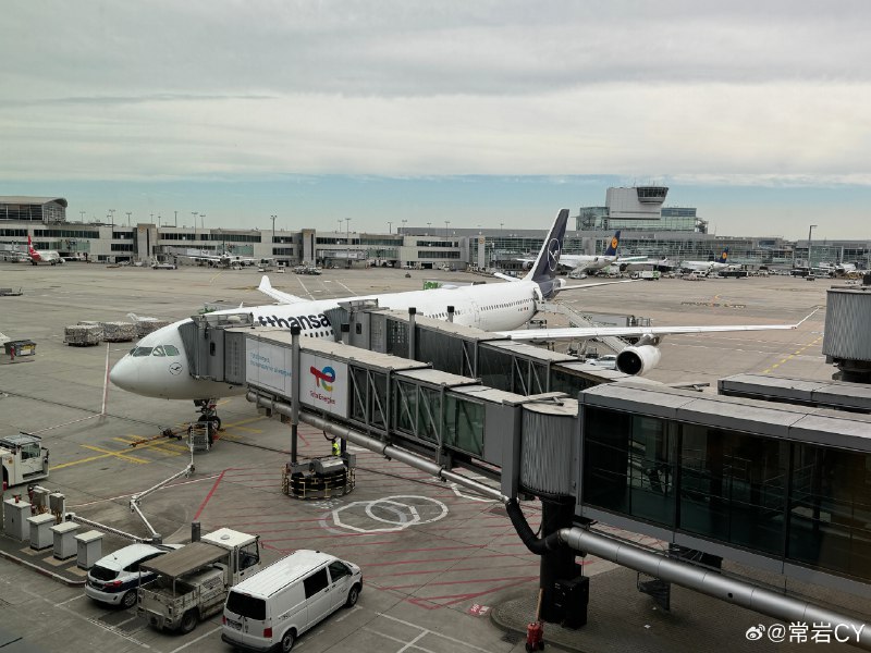 这次飞北京很意外飞到了空客 A340。配图