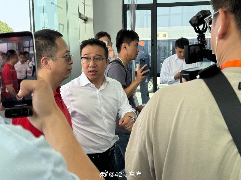 极氪 009 光辉车主周鸿祎，也来到了首批交付现场。配图