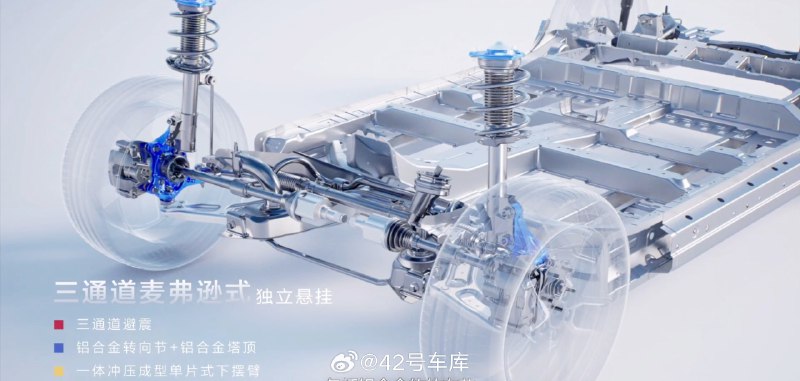 五菱星光使用前麦弗逊 + 后 E 型多连杆，这套配置过往在日系中型车上经常能见到，实际体验尤其在中低速的工况下是很舒适的。配图