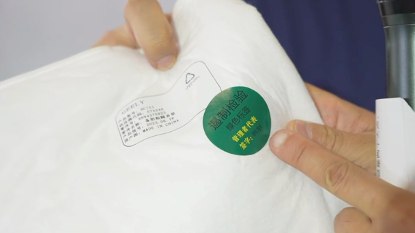 吉利銀河 L7 上的吸音棉上有管理者代表簽名。配圖