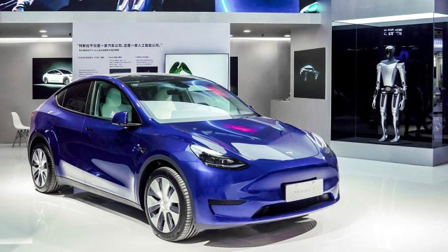 Tesla joins World AI Conference in Shanghai with its Autopilot cars and Tesla Robot, Chinese car companies are far behind Tesla in AI, says Musk配图