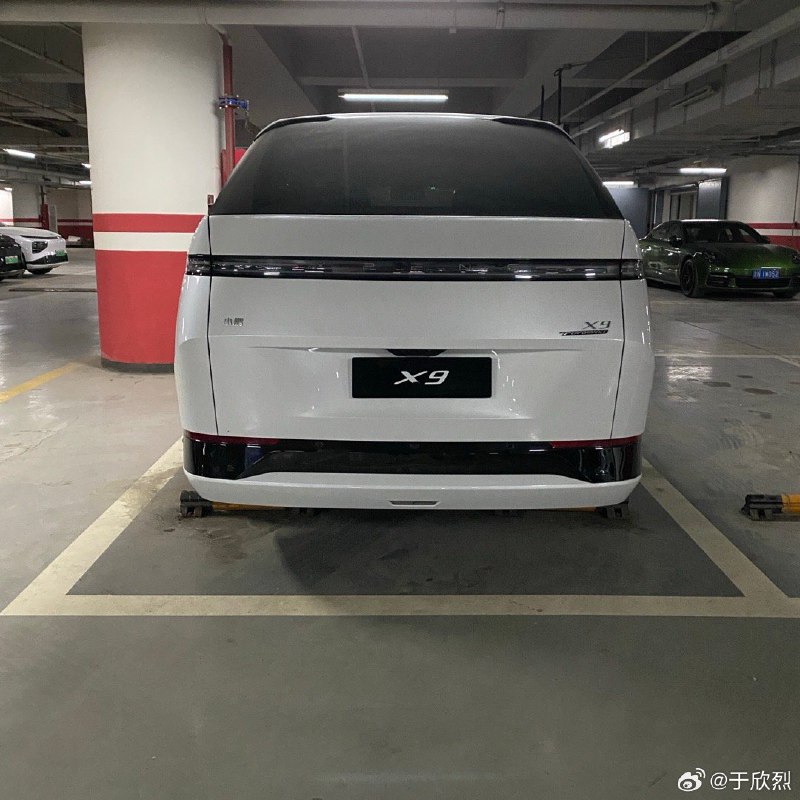 之前有点儿担心小鹏 X9 两米的车宽，停车不方便。看了下在停车位里的状态，感觉还行？配图