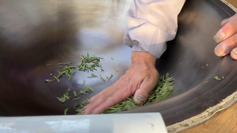 体验了一个小时的采茶和炒茶之后，得出了一个重要结论：配图