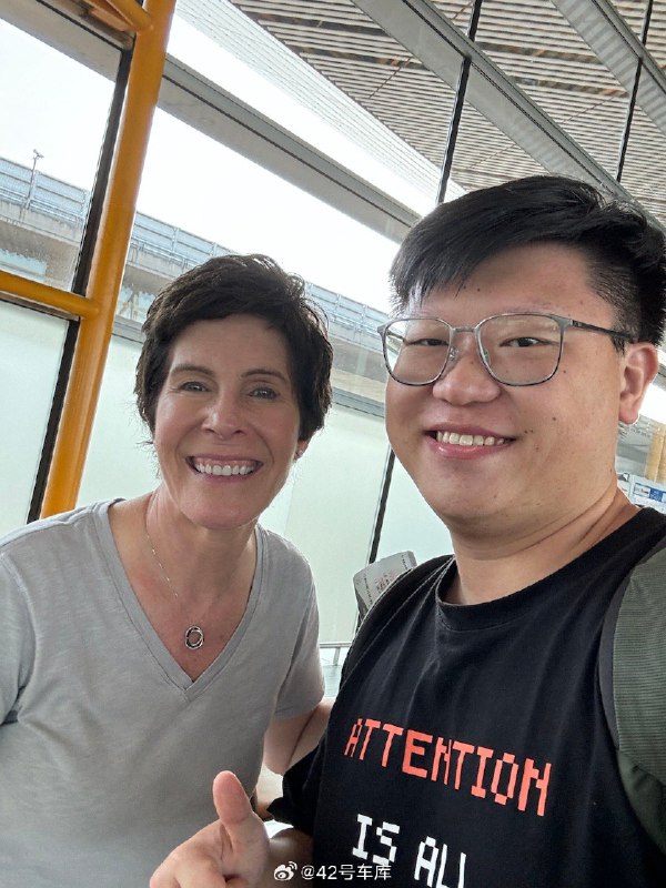 谁能想到，机场候机也能遇到苹果高级副总裁 Deirdre O’Brien😂配图